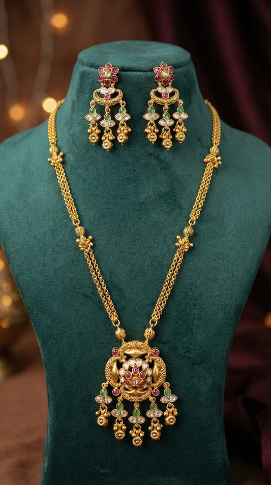 Vasumati Antique Gold look Chain Pendant Necklace Set