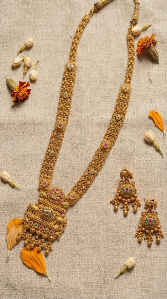 Main display view of the traditional Navika Antique Gold look Longset
