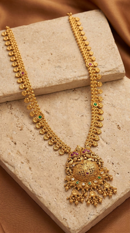 Detailed antique gold Rajwadi pendant necklace design